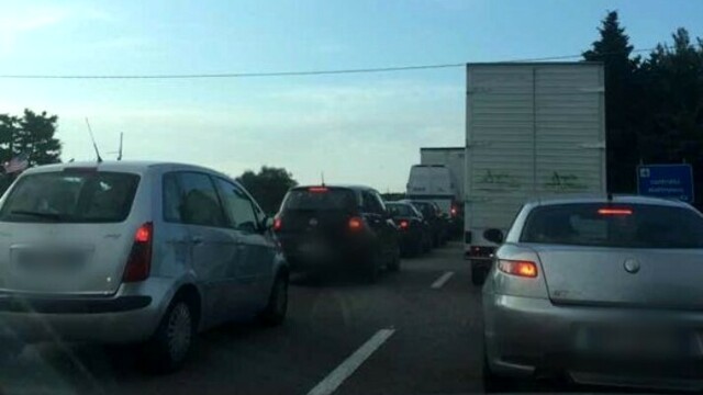 Un incidente è avvenuto poco fa sulla Ss16 in direzione Nord, nei pressi dello svincolo Carrassi-Carbonara a Bari. Due auto si sono scontrate, causando notevoli disagi al traffico.