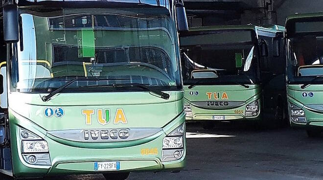 L'autista dell'autobus e il conducente di un'auto sono indagati per il decesso di Tigellio Spinelli, 65 anni, di Cupello (Chieti), morto a seguito di una caduta su un autobus.