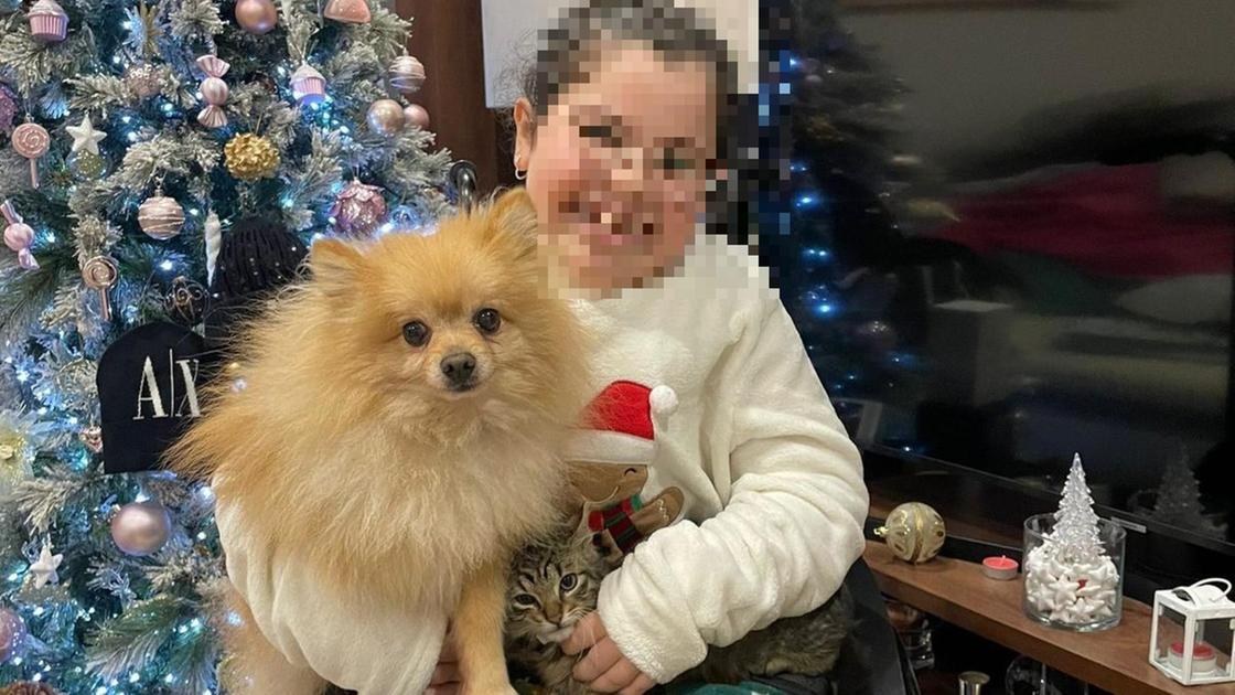 Miriam, una dodicenne di Acerra con disabilità, ritrova il sorriso dopo la restituzione del suo amato cagnolino Maui, rubato da ladri che hanno risposto all'appello della famiglia.