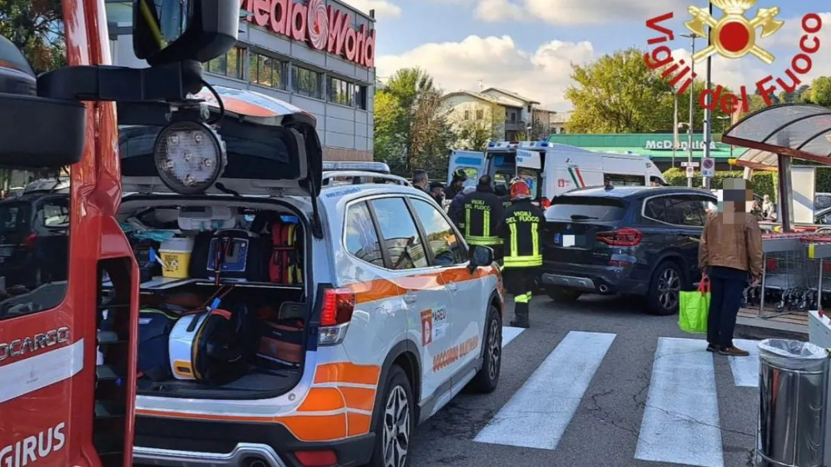 Grave incidente nella tarda mattinata di oggi, 28 ottobre, a Montano Lucino (Como), dove una coppia di anziani, una donna di 70 anni e un uomo di 76, è stata investita da un Suv nei pressi del parcheggio del centro commerciale Le Porte d'Europa.