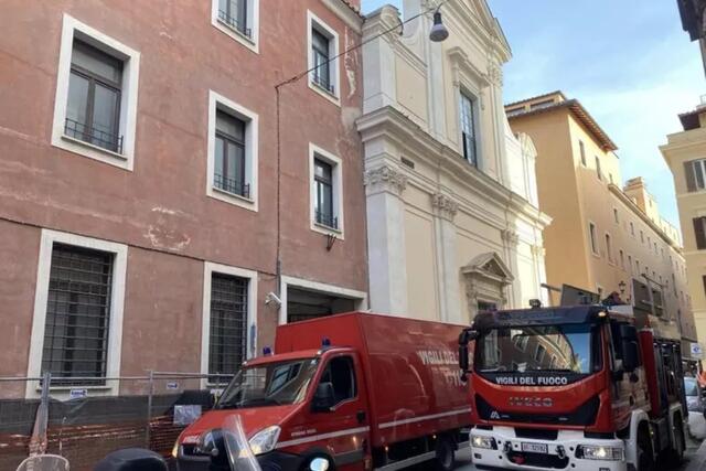 Tragedia nel centro storico di Roma durante la manutenzione di un ascensore. Un operaio ha perso la vita, due i feriti.