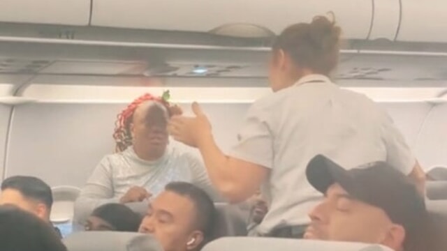 Una scena surreale si è verificata a bordo di un volo Frontier Airlines tra San Diego e Las Vegas, quando una passeggera ha scatenato il panico chiedendo di tornare al gate per recuperare il cellulare che aveva dimenticato. Nonostante gli sforzi del personale di volo per calmarla, la donna ha insistito con forza, generando una situazione di tensione a bordo.