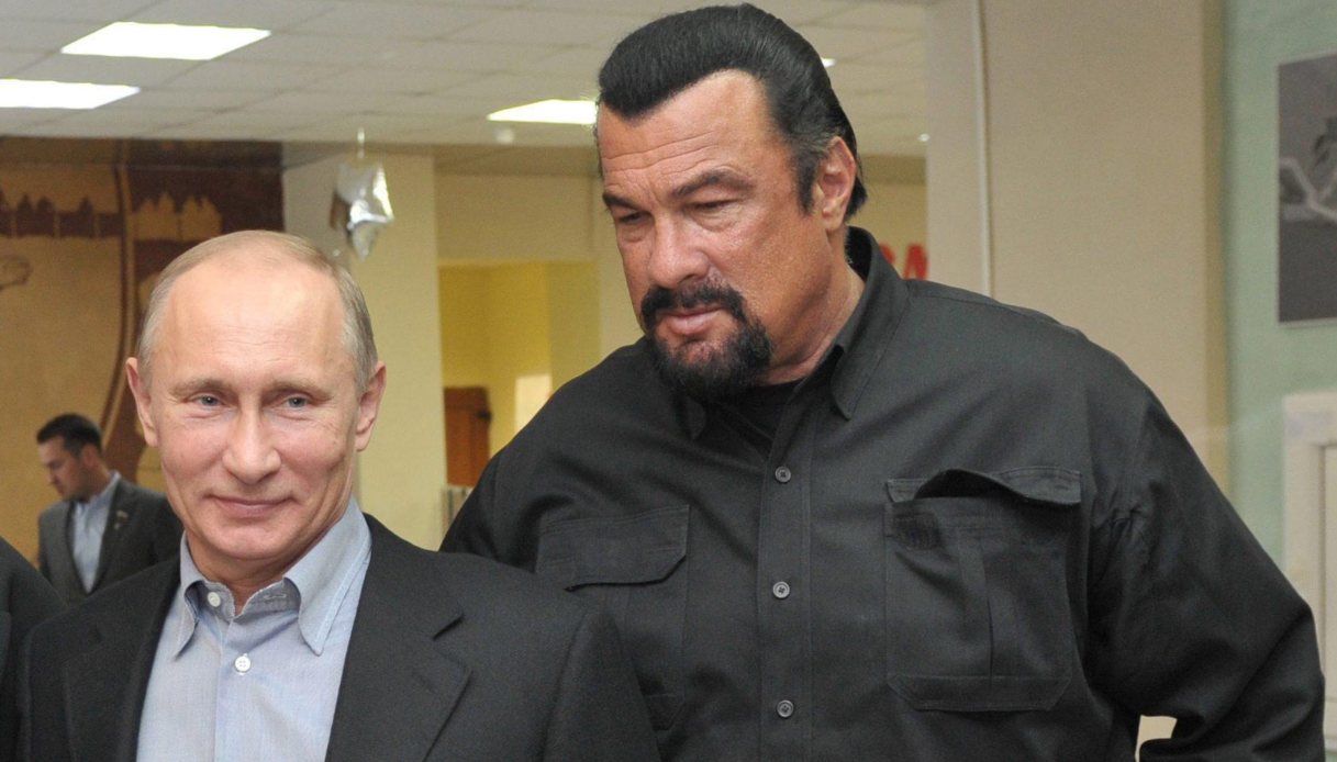 Steven Seagal, celebre attore di film d'azione, ha dichiarato la sua lealtà alla Russia e la volontà di combattere al fianco di Putin contro l'Ucraina.