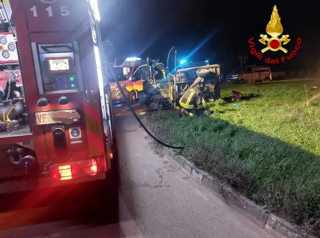 Un uomo di Mesagne è deceduto in seguito a un incidente stradale sulla provinciale 82, nonostante il tempestivo intervento dei vigili del fuoco di Brindisi.