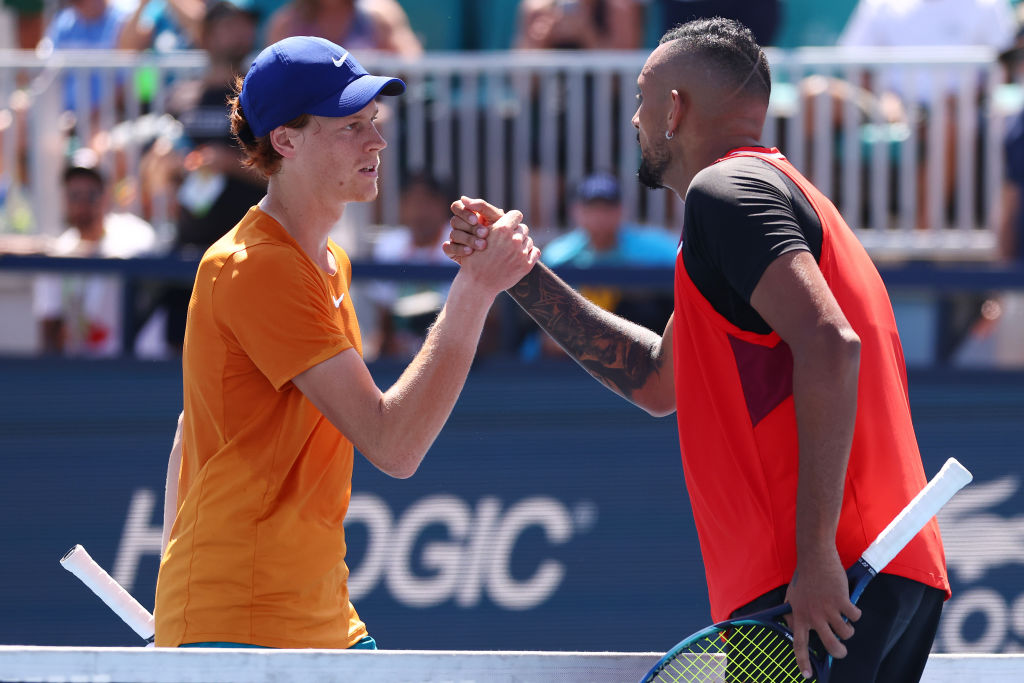 Il tennista australiano rientrerà in campo dopo due anni, ma non risparmia un nuovo attacco a Jannik Sinner sulla vicenda della pomata al Clostebol.