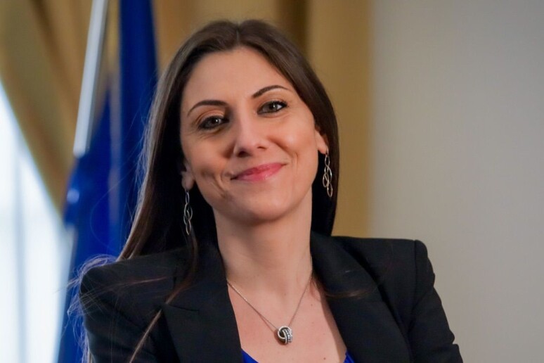 Con il 51% dei voti, Stefania Proietti ha vinto le elezioni regionali in Umbria, sconfiggendo la governatrice uscente Donatella Tesei.