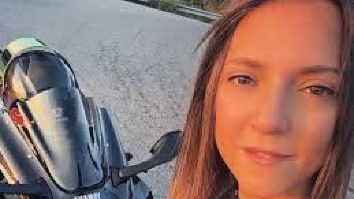 Claudia Cocchetti, appassionata di motociclismo, è deceduta in seguito a un incidente in moto avvenuto nel pomeriggio di sabato 2 novembre sulla provinciale 237 in Val Sabbia, provincia di Brescia. Una macchia d’olio sull’asfalto avrebbe causato la perdita di controllo del mezzo, portando la giovane a schiantarsi contro il guardrail.