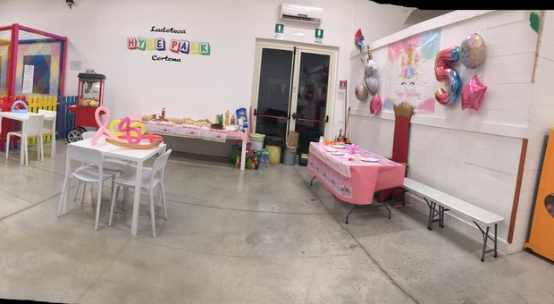 A Macchie, Castiglione del Lago, una bambina di 5 anni ha festeggiato il compleanno in una sala vuota. La comunità ora si mobilita per lei.