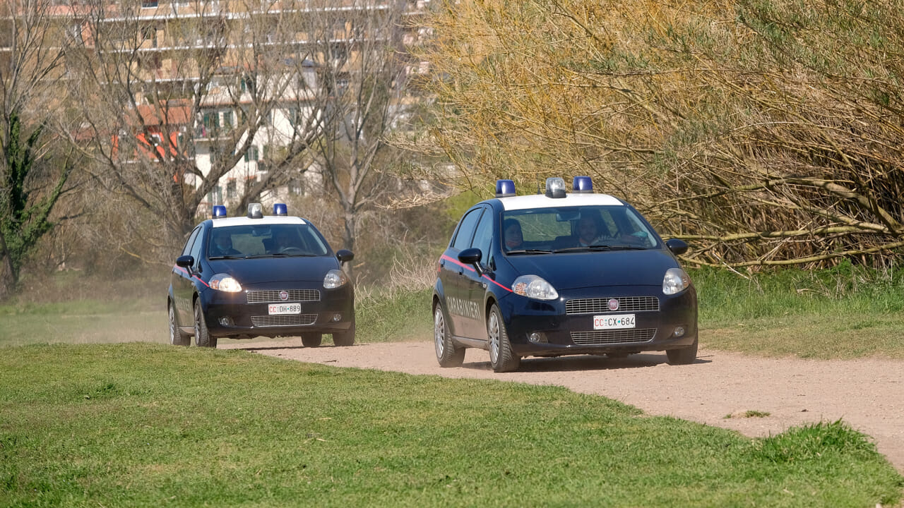 Una madre denuncia il tentativo di rapimento del figlio ai giardini Bruno Monti di Sestri Levante. I carabinieri indagano sull'accaduto.