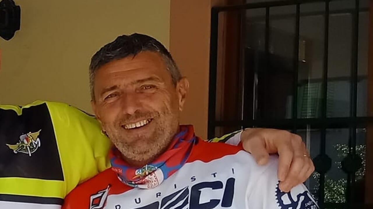 Fabio Elmi, 59 anni, originario di Filottrano, è la vittima del tragico incidente avvenuto nei pressi del lago di Cingoli mentre praticava enduro.