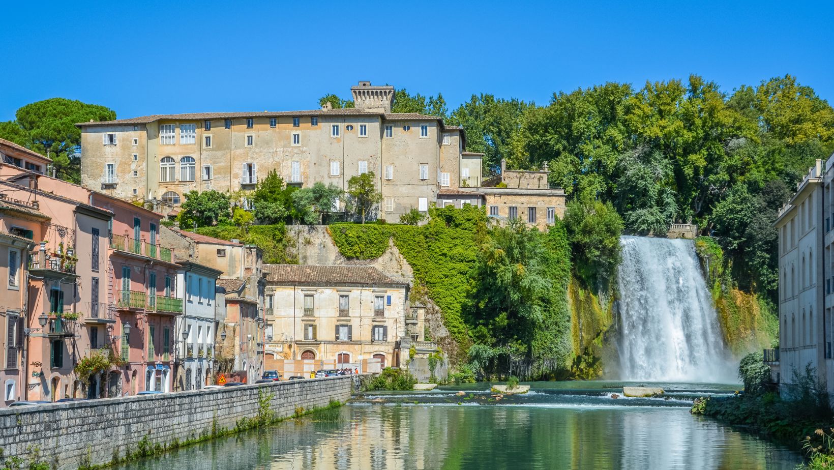 La tranquilla gita romantica di una coppia viene interrotta dall'arrivo inaspettato della moglie tradita, scatenando tensioni nel centro di Isola del Liri.