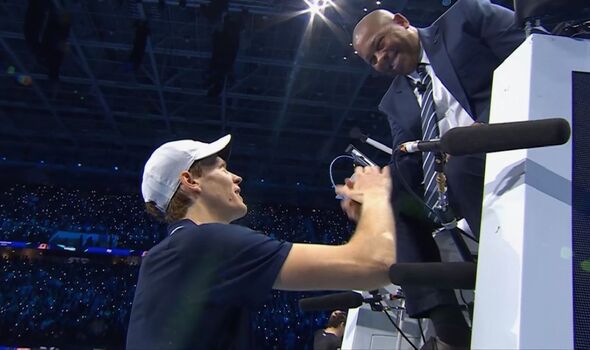 Jannik Sinner conquista le ATP Finals a Torino battendo Taylor Fritz in due set e sorprende tutti con un toccante tributo all'arbitro Carlos Bernardes.