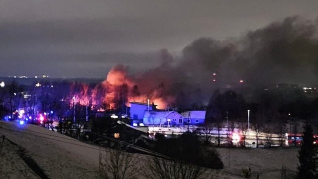 Un velivolo della DHL è precipitato contro un edificio residenziale a Vilnius, in Lituania, prendendo fuoco dopo l’impatto.