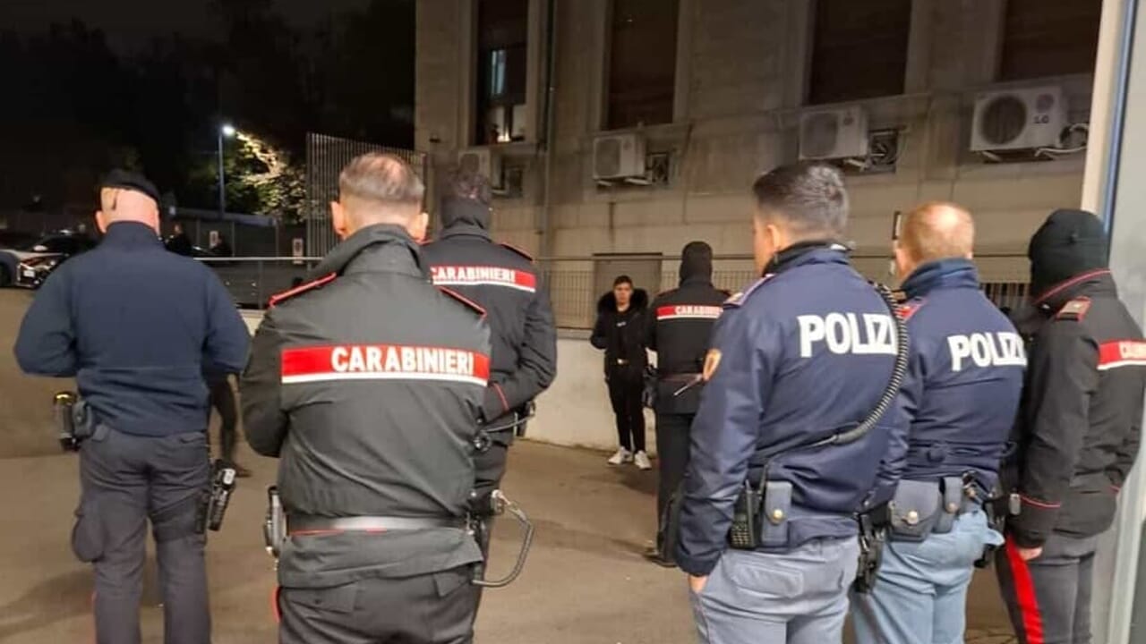 Tragedia nella notte a Milano: uno schianto in via Ripamonti durante un inseguimento con i carabinieri provoca la morte di un 20enne egiziano.