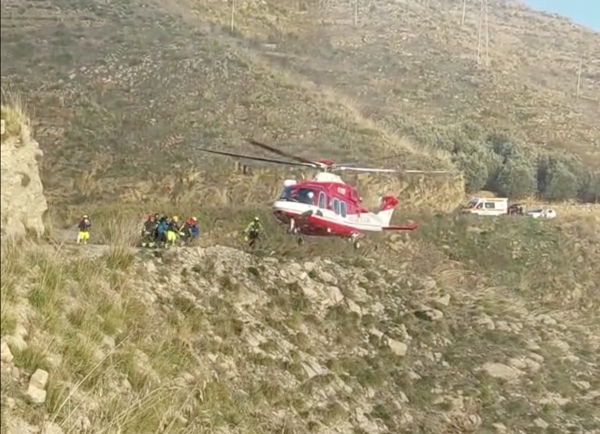 Padre e figlia precipitati durante un volo in parapendio, lui muore, lei gravemente ferita