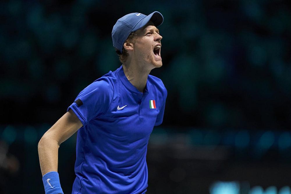 L'Italia conquista la finale di Coppa Davis 2024 con vittorie decisive nei singolari. Sinner e Berrettini guidano il sogno azzurro contro l'Olanda.