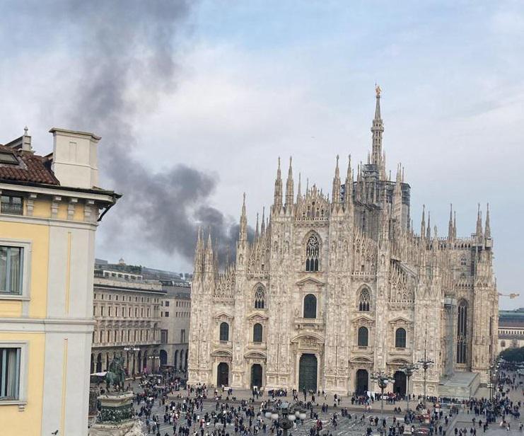 Un incendio è divampato in un parcheggio sotterraneo nel centro di Milano, vicino piazza Duomo, causando una colonna di fumo visibile a distanza.