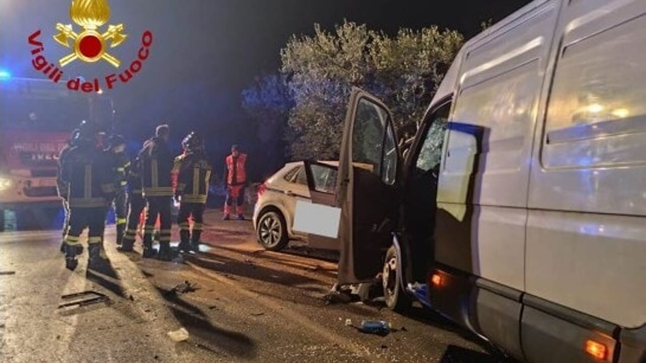 Uno scontro frontale tra due auto e un furgone sulla Strada Provinciale 76 ha causato la morte di due persone e il ferimento di altre due.