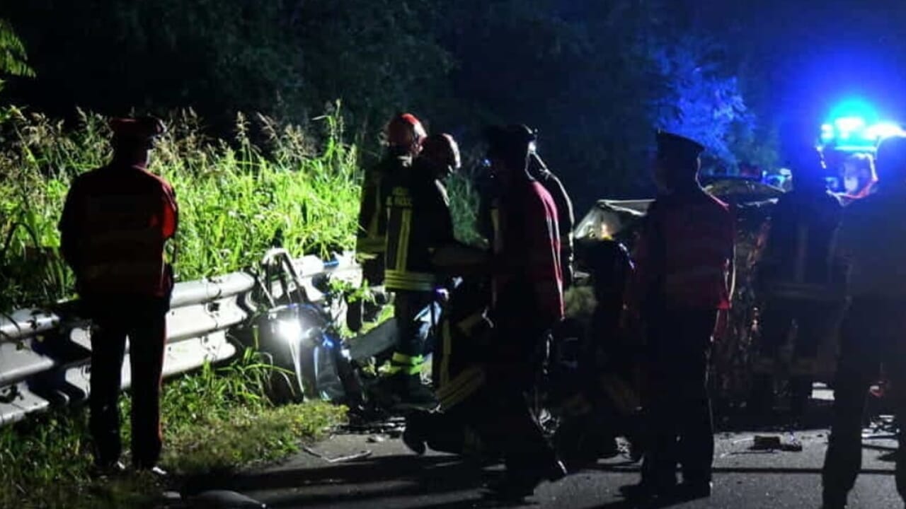 Auto s’incastra nel guardrail dopo essere uscita di strada, muore passeggera 20enne, gravissimo conducente