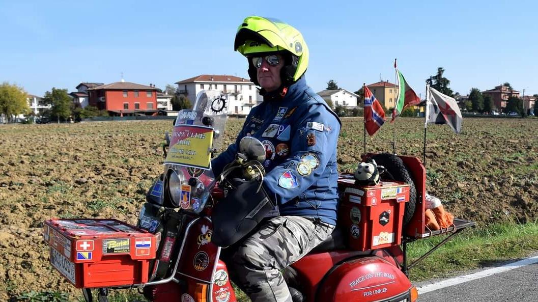 Un drammatico incidente stradale a Cavenago d’Adda ha strappato alla comunità Mauro Tresoldi, 56 anni, un uomo dal cuore grande, noto per il suo impegno civile e sociale. Lo schianto, avvenuto alle 5.50 del 15 novembre 2024, tra la sua Vespa e un furgone, ha lasciato un vuoto incolmabile nel Lodigiano e non solo.