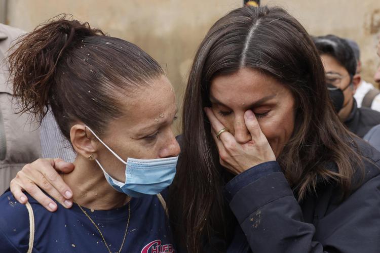 Durante una visita a Piaporta, la regina di Spagna Letizia si è commossa ascoltando le storie delle vittime della recente alluvione, manifestando profonda empatia.