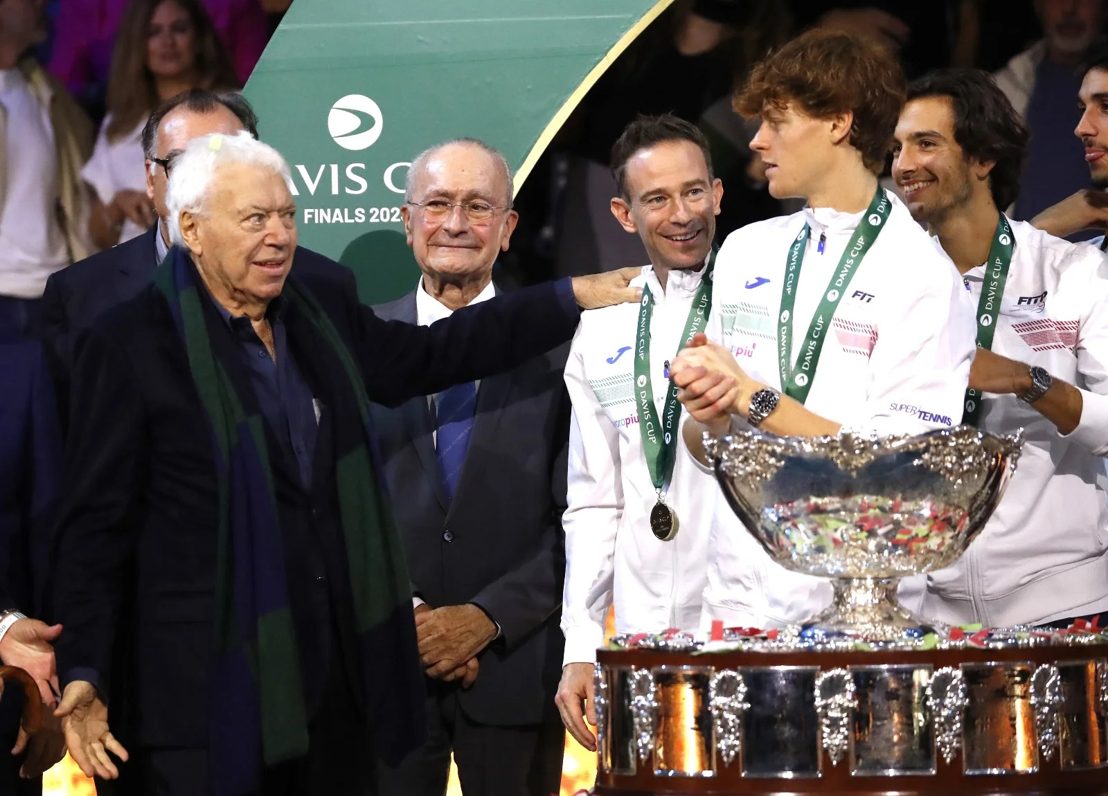 Nicola Pietrangeli, leggenda del tennis italiano, è stato ricoverato e sottoposto a un intervento chirurgico dopo una caduta accidentale. Ecco come sta ora e le reazioni del mondo sportivo.