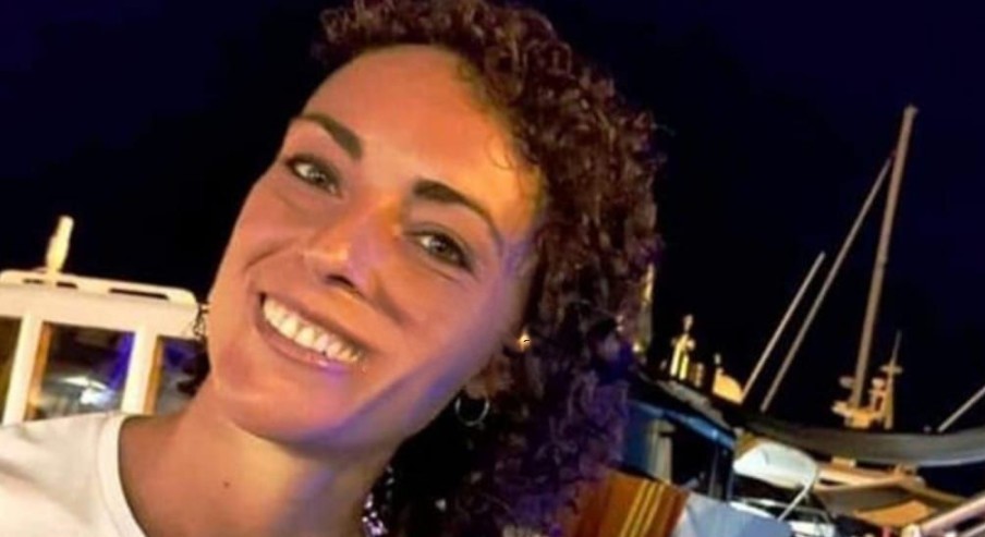 Sara Pirone, 27 anni, di Sparanise, muore in un violento schianto contro un albero sulla strada provinciale tra Francolise e Mondragone. Indagini in corso.