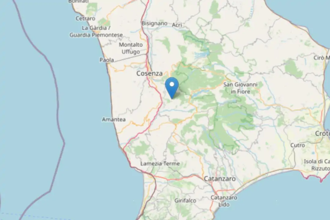 Un terremoto di magnitudo 4.2 ha colpito il Cosentino nella notte, svegliando la popolazione. Nessun danno segnalato, ma cresce l'allerta.