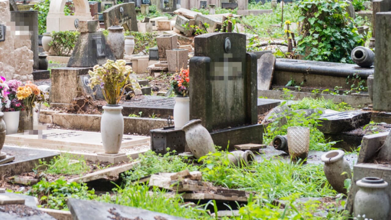 Daniela Cariello, 57 anni, è stata trovata agonizzante al cimitero Verano a Roma. Aperta un'inchiesta per omicidio. Si indaga sulle cause del decesso.