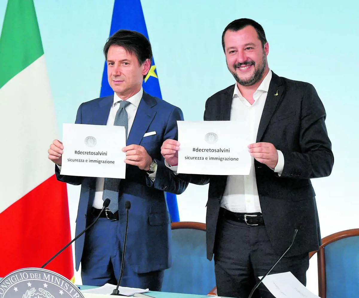 Giuseppe Conte risponde alle accuse di Matteo Salvini sulla gestione dei migranti nel 2019, rivendicando il suo operato e attaccando la propaganda dei porti chiusi.