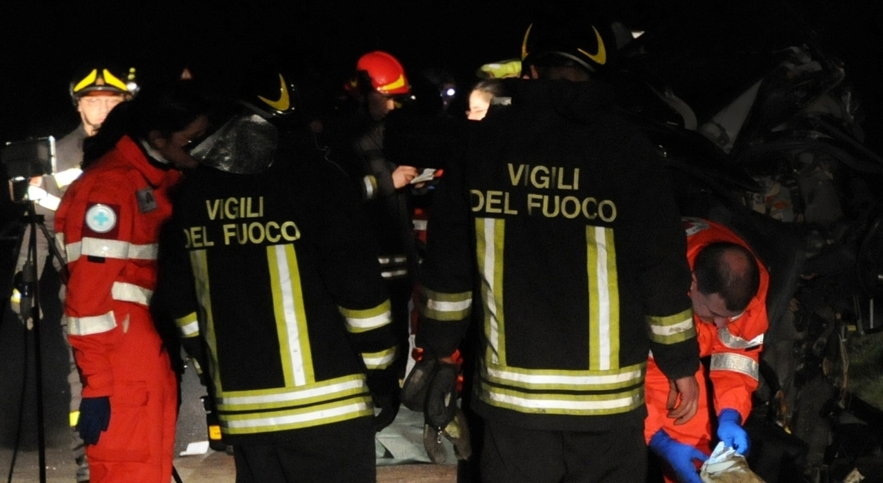 Tragedia nella notte in provincia di Catanzaro: un’auto con cinque giovani a bordo finisce fuori strada e prende fuoco. Due ragazze perdono la vita.