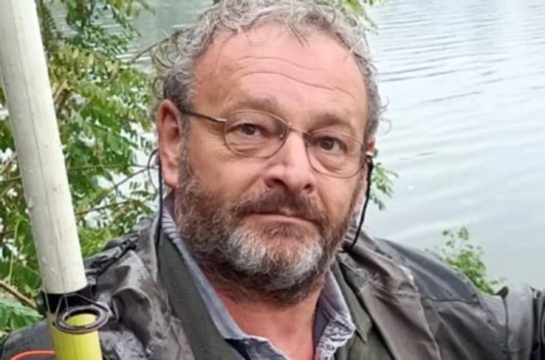 Mario Garini, macellaio sessantenne, è stato trovato privo di vita nel bagno dei dipendenti dopo ore dal decesso. Aperta un'indagine sulla gestione della sicurezza.