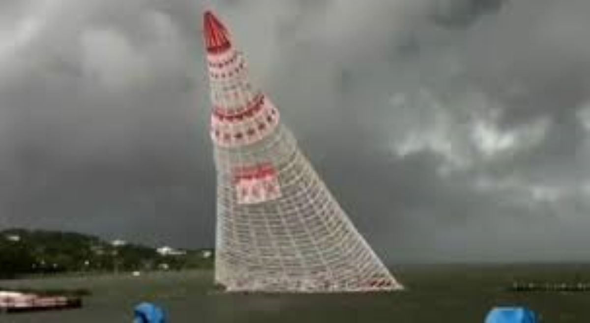 Durante l’installazione, per il temporale, crolla albero di Natale alto 56 metri, muore operaio 21enne