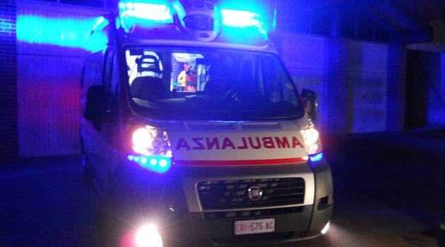 Sulla strada provinciale tra San Severo e Torremaggiore, un’auto sperona un’ambulanza: un morto e diversi feriti, indagini in corso.