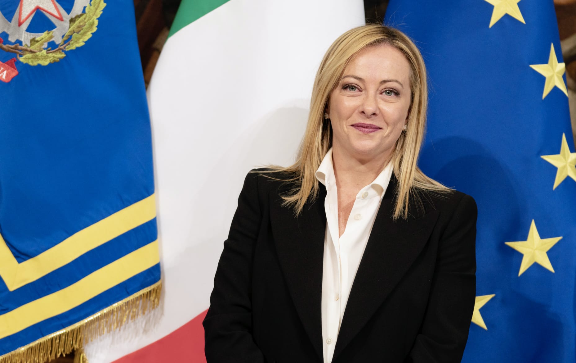 Il 2024 consacra Giorgia Meloni come leader indiscussa del panorama social. Il centrodestra avanza su tutte le piattaforme, mentre la sinistra fatica a trovare spazio.