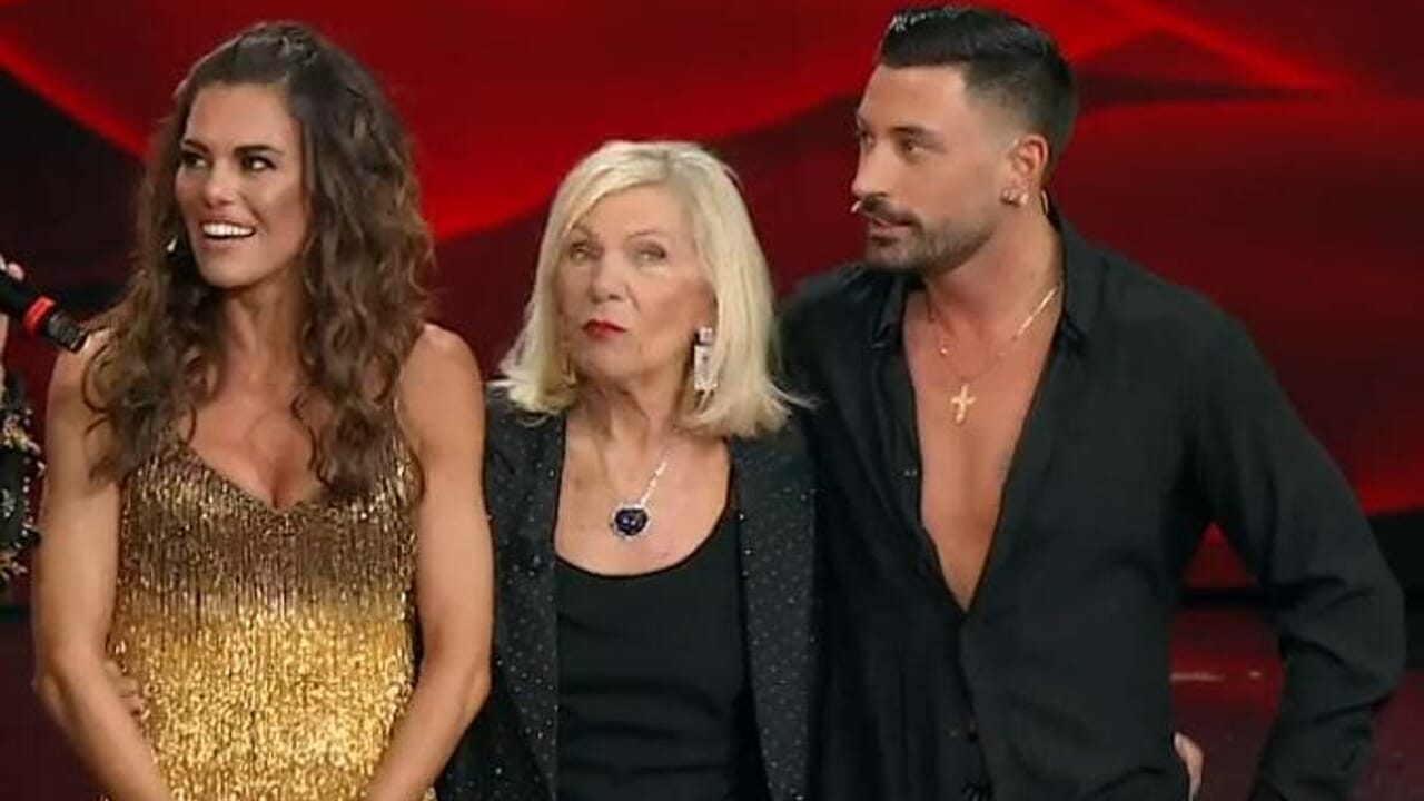 Bianca Guaccero e Giovanni Pernice: l’amore benedetto in diretta dalla mamma di lei, “Spero diventi presto mio genero”