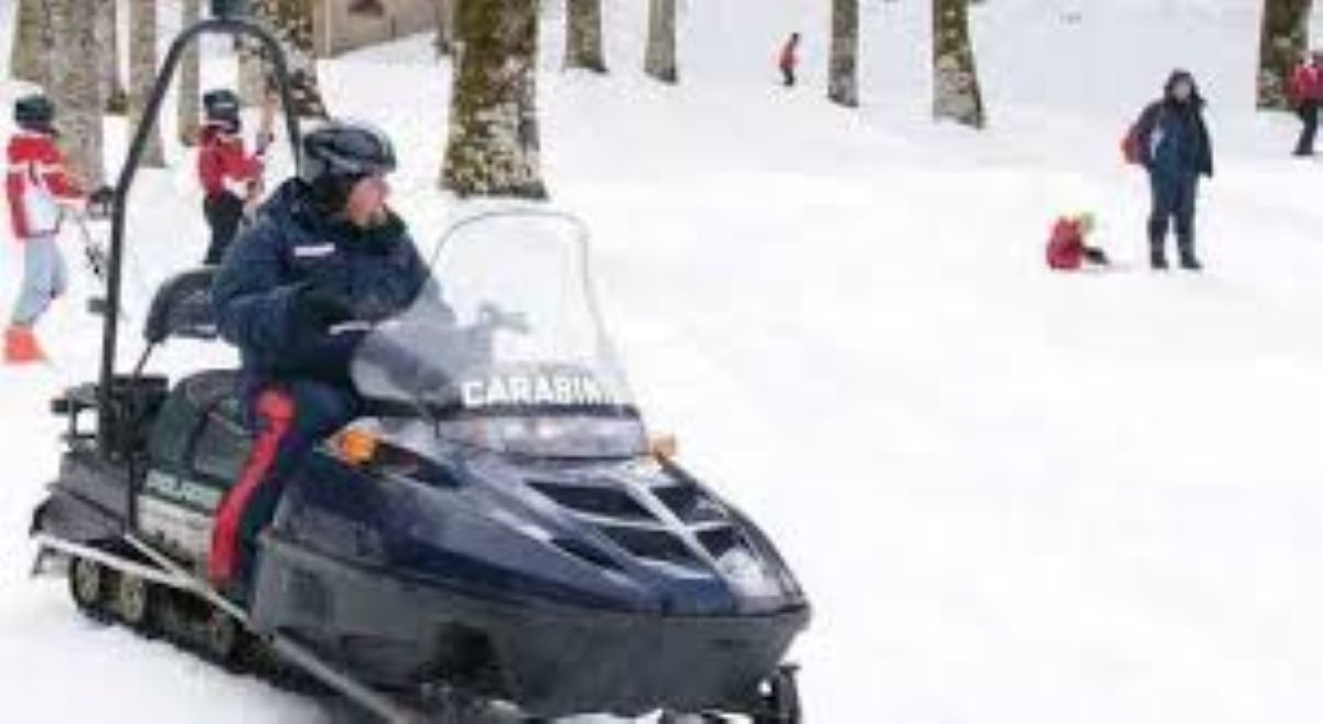 Sale sulla motoslitta dei carabineri per una foto ricordo e rmane schiacciato dal mezzo, bambino lotta per la vita