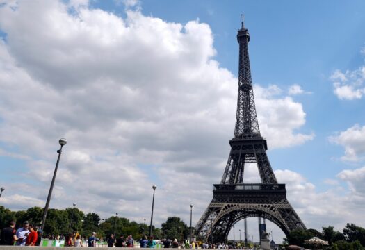 Un incendio nell’ascensore della Torre Eiffel ha costretto all’evacuazione di turisti e passanti. Intervento rapido dei pompieri evita danni maggiori.