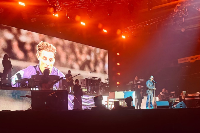 Durante il concerto al Mandela Forum di Firenze, Antonello Venditti ha reso omaggio a Edoardo Bove, il centrocampista della Fiorentina colpito da un malore durante Fiorentina-Inter del primo dicembre.