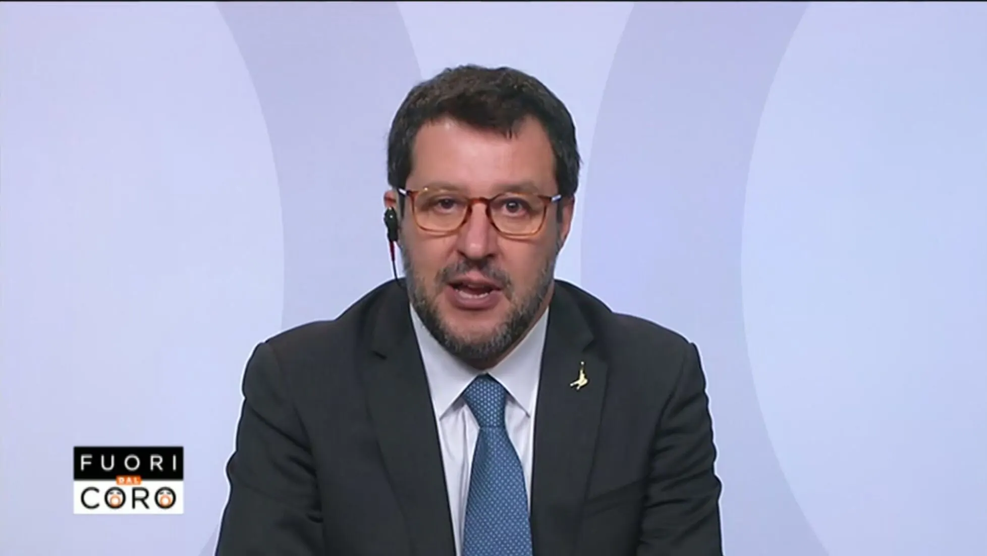 Durante l'ultima puntata di Fuori dal Coro, il talk show di Mario Giordano, un servizio ha mostrato le dichiarazioni di un immigrato che ha insultato le forze dell'ordine italiane. Le affermazioni hanno scatenato polemiche, con Matteo Salvini che ha chiesto pene certe per chi delinque.