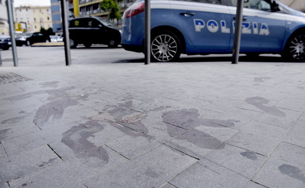 Un 71enne in gravi condizioni dopo un'aggressione senza motivo in via Bologna. Arrestato un giovane camerunese, accusato di tentato omicidio e resistenza a pubblico ufficiale.