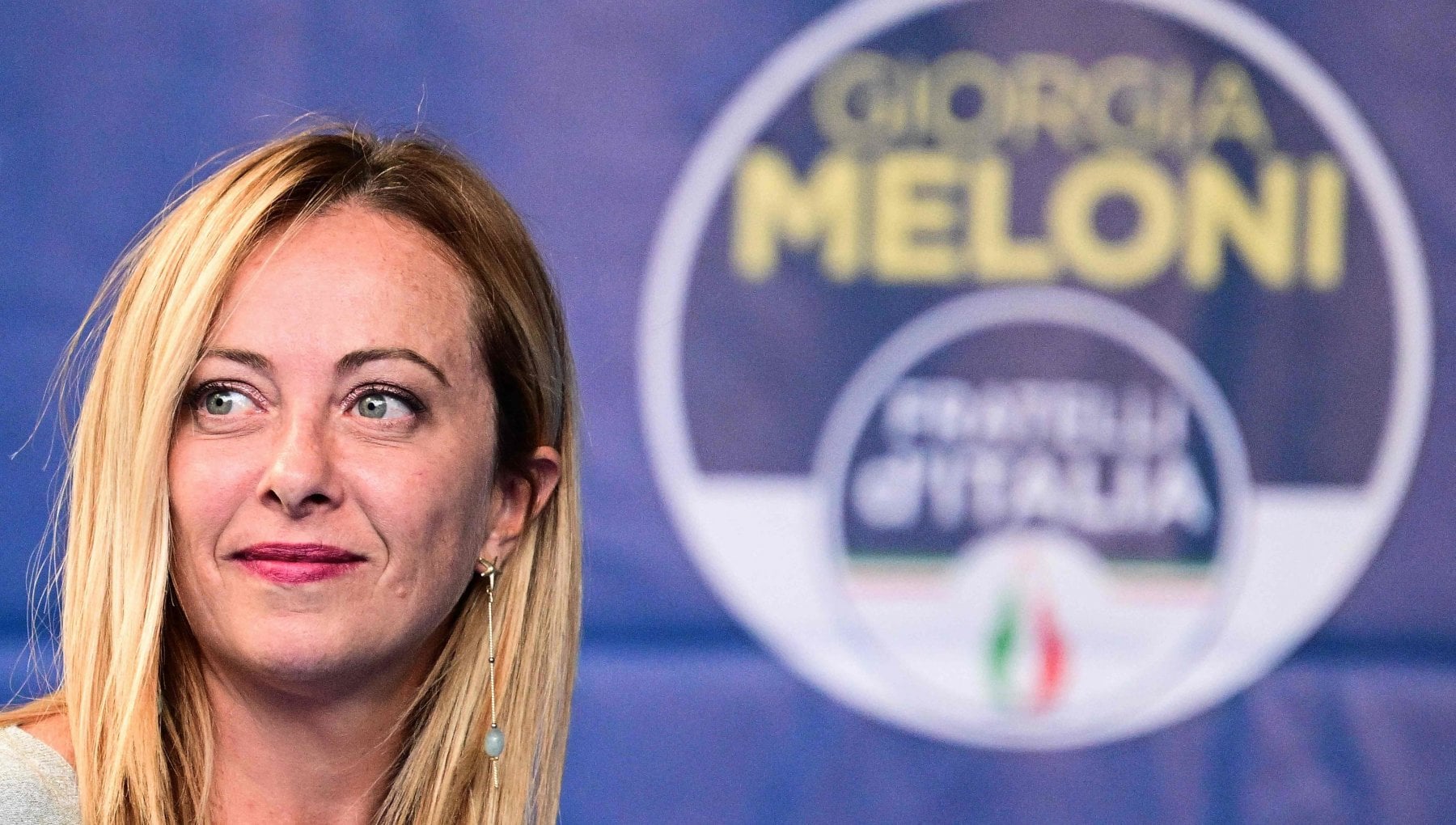 Il centrodestra continua a dominare la scena politica italiana, con il Fratelli d’Italia (FdI) che guida la crescita della coalizione.