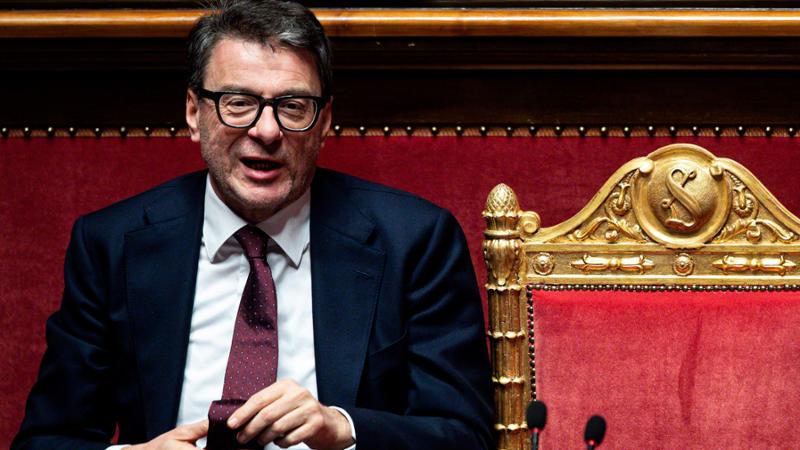 Giancarlo Giorgetti riceve il prestigioso riconoscimento come miglior ministro delle Finanze dell’anno, grazie alla sua gestione pragmatica e al piano per il debito pubblico.