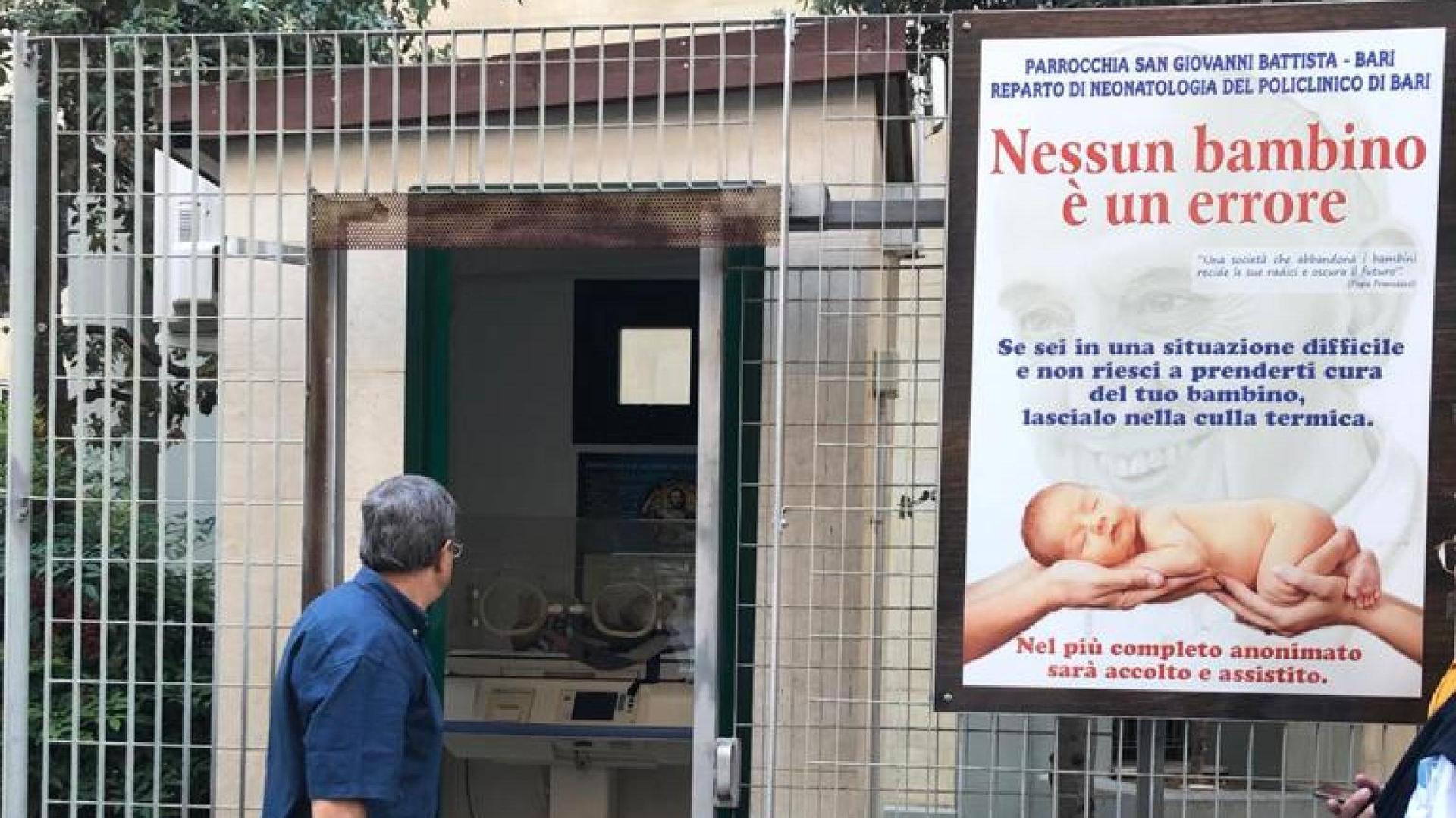 Un neonato è stato trovato senza vita nella culla termica della parrocchia di San Giovanni Battista a Bari. La Procura indaga per abbandono di minore.