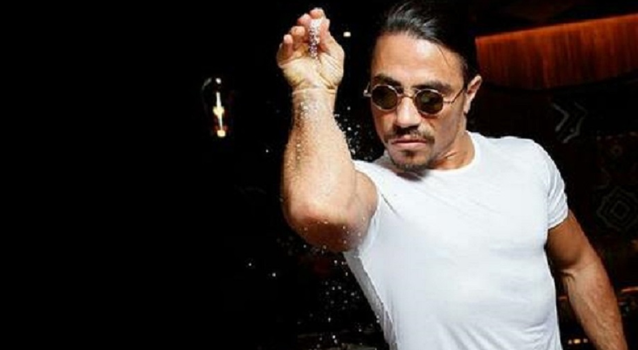 Salt Bae arriva a Napoli: il celebre ristoratore turco pronto ad aprire una steakhouse nella città partenopea