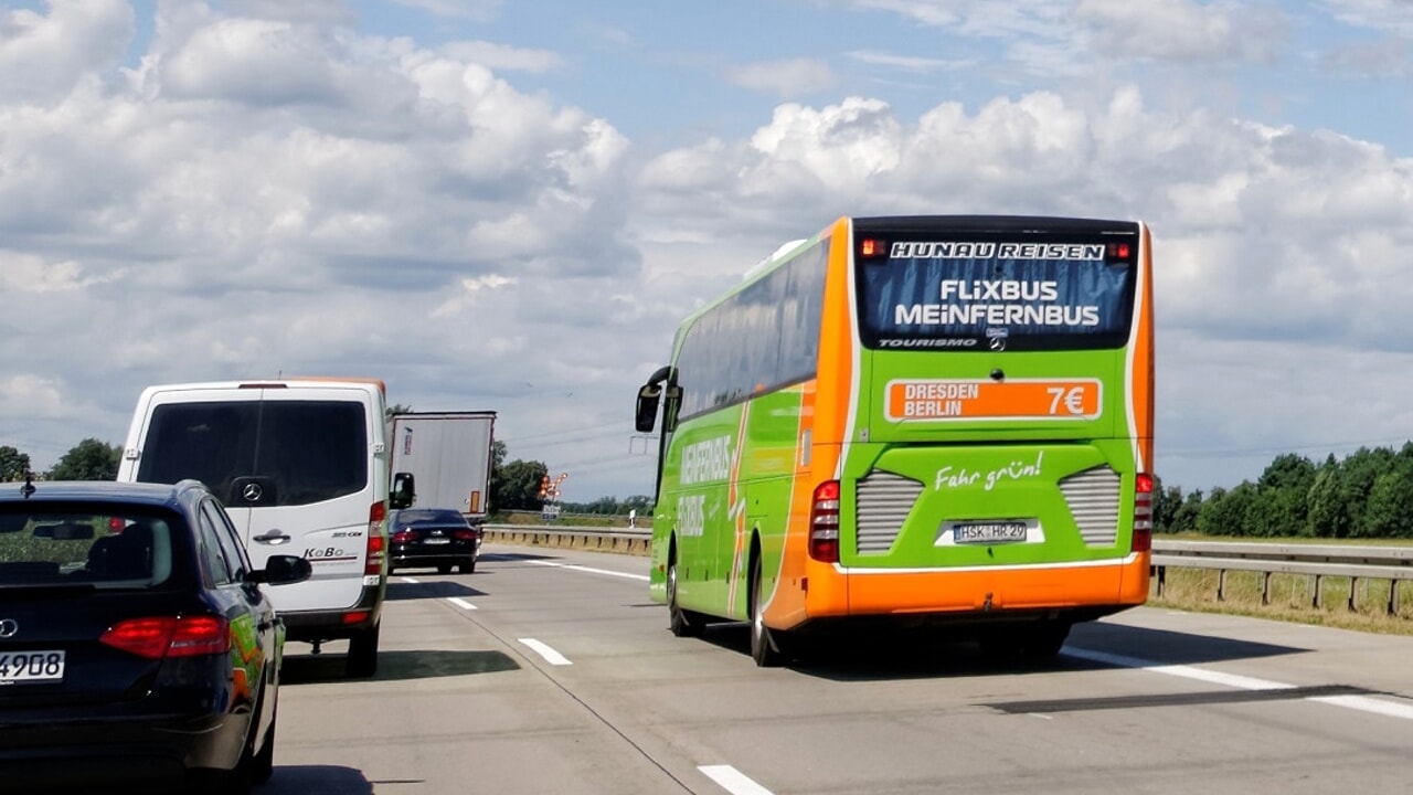 Odissea per un giovane di Terlizzi, fatto scendere in una stazione di servizio isolata durante il viaggio verso casa. Flixbus avvia indagini interne.