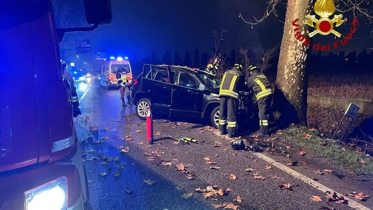 Una famiglia coinvolta in un tragico schianto in provincia di Verona: i genitori muoiono all’istante e la figlia è ricoverata in gravi condizioni.