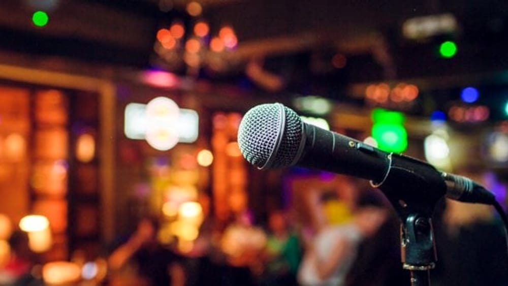 Un episodio che ha suscitato indignazione e polemiche si è verificato in un locale del centro di Firenze durante una serata di karaoke. Il protagonista, Pasquale Abbatiello, 26 anni, originario di Benevento e dottorando in Diritto amministrativo