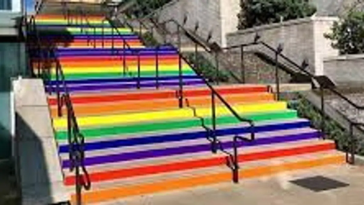 Un 13enne si arrampica su una ringhiera per evitare una scala con i colori dell’arcobaleno. La scuola smentisce motivazioni ideologiche: "Decisione presa per sicurezza".