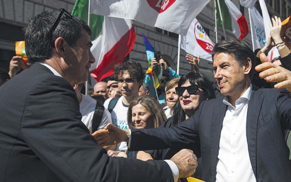 La manifestazione ai Fori Imperiali segna il sorpasso simbolico di Conte su Schlein. Malumori nel Pd, tra accuse di resa e dissenso sulla linea pacifista.